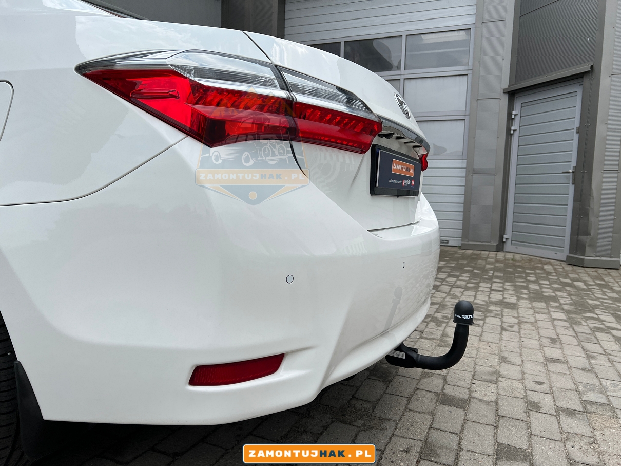 zdjecie pokazuje zblizenie na kule haka holowniczego zamontowaną w samochodzie toyota corolla sedan e18